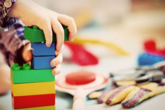 Più giocattoli costosi compriamo ai nostri figli, più saranno infelici: lo rivelano gli esperti