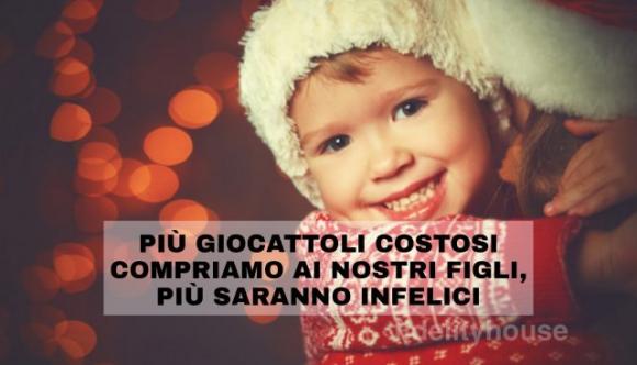 Più giocattoli costosi compriamo ai nostri figli, più saranno infelici: lo rivelano gli esperti
