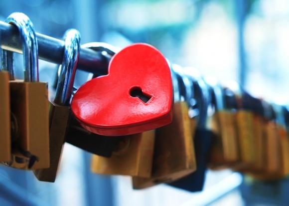 9 segnali che indicano che la tua ragazza non ti ama più: è innamorata di un altro