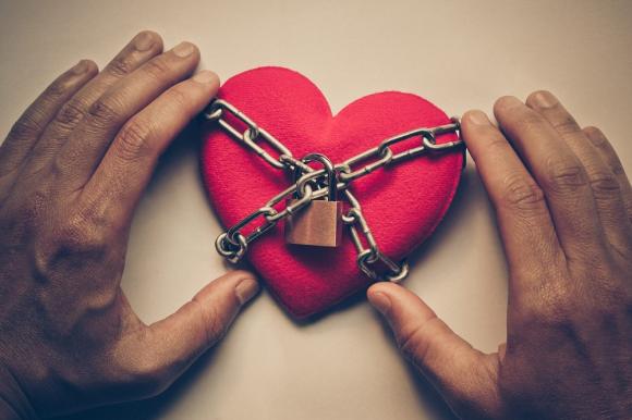 9 segnali che indicano che la tua ragazza non ti ama più: è innamorata di un altro