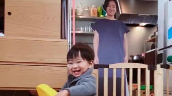 La soluzione al pianto dei bimbi che si sentono soli? Il cartonato della madre in scala 1:1