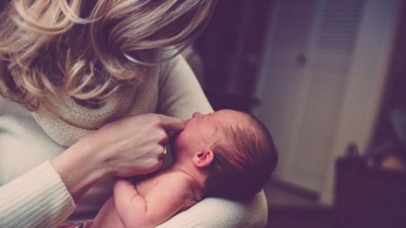 Il lato oscuro della maternità: questi segnali ti aiutano a capire se una persona che conosci sta soffrendo di depressione post partum