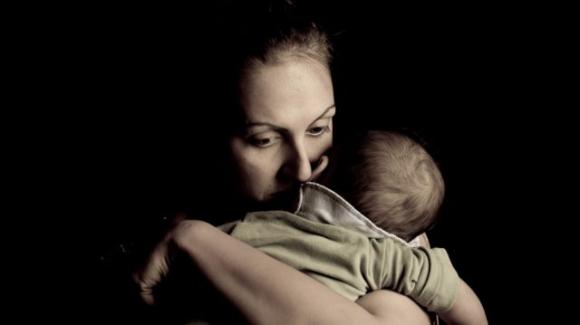 Il lato oscuro della maternità: questi segnali ti aiutano a capire se una persona che conosci sta soffrendo di depressione post partum