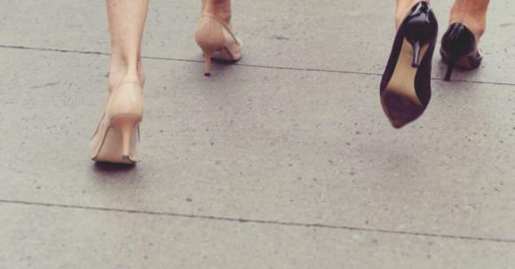 I tacchi alti non solo rovinano i tuoi piedi ma possono provocare gravi conseguenze anche in altre 3 parti del corpo