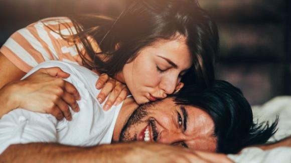 Le coppie che si vedono solo 2 volte a settimana, hanno relazioni più forti: parola di psicologi!