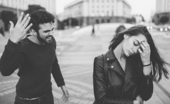 7 segnali di pericolo che la tua relazione ti sta distruggendo psicologicamente ed emotivamente