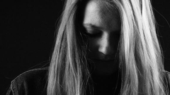 7 segnali di pericolo che la tua relazione ti sta distruggendo psicologicamente ed emotivamente