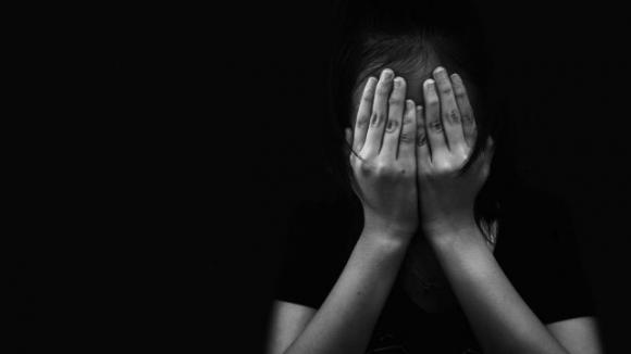 7 segnali di pericolo che la tua relazione ti sta distruggendo psicologicamente ed emotivamente