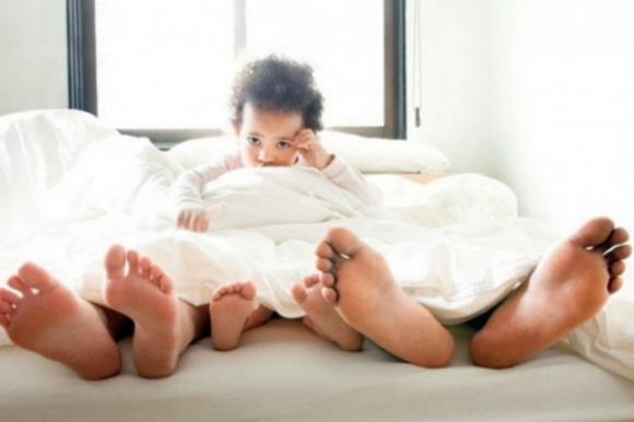 I genitori non dovrebbero far dormire i propri figli nel lettone: commettono un grosso errore! Ecco perché