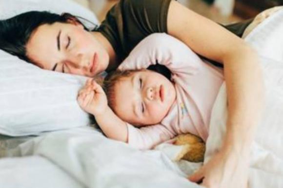 I genitori non dovrebbero far dormire i propri figli nel lettone: commettono un grosso errore! Ecco perché