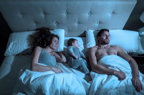 I genitori non dovrebbero far dormire i propri figli nel lettone: commettono un grosso errore! Ecco perché