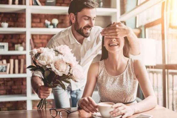 10 motivi per cui dovresti uscire con un uomo più grande: l’ultimo è il più importante!