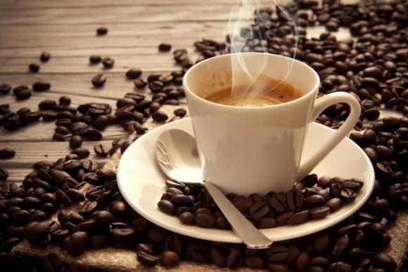 9 cose che non dovresti fare mai a stomaco vuoto. Occhio all’ultima!