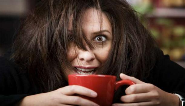 6 segnali che indicano che stai bevendo troppi caffé: ecco cosa rischi