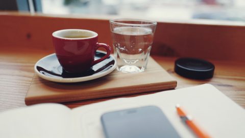 6 segnali che indicano che stai bevendo troppi caffé: ecco cosa rischi
