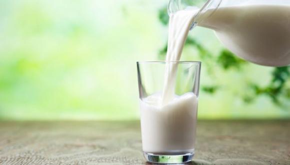 Il latte intero fa invecchiare prima del tempo, lo afferma uno studio