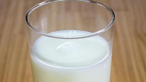 Il latte intero fa invecchiare prima del tempo, lo afferma uno studio