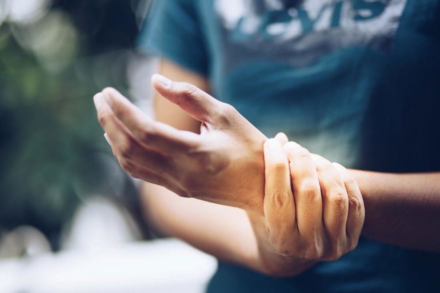 Formicolio alla mano sinistra: cause e quando preoccuparsi