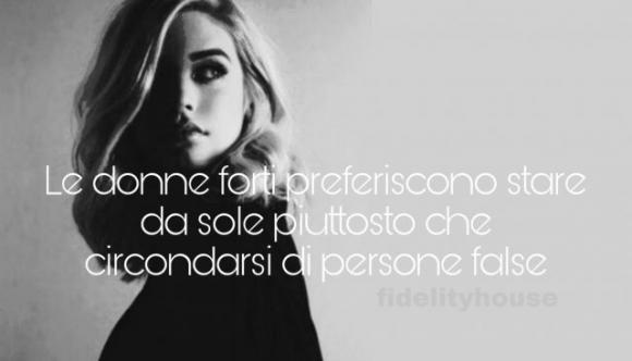 Le donne forti preferiscono stare da sole piuttosto che circondarsi di persone false