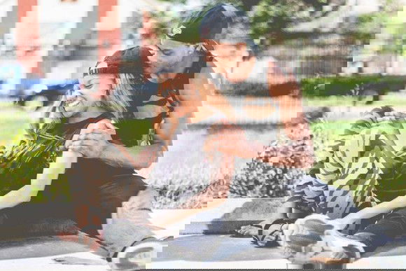 Innamorarsi ci rende più felici ma meno intelligenti, lo studio
