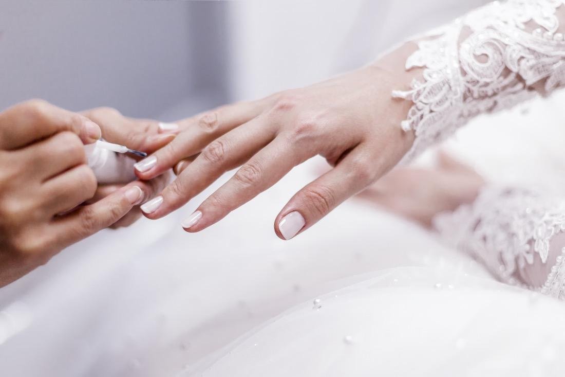 Molte spose optano per una semplice nail art bianca