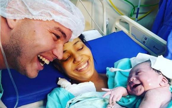 Papà parla al pancione per mesi, la bimba nasce e gli fa un sorriso indimenticabile