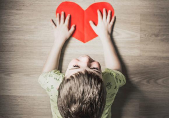 7 comportamenti degli adulti che non sono stati amati da bambini