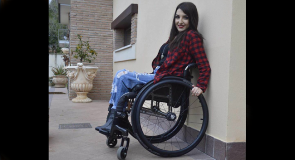 Laura Miola, la mamma in sedia a rotelle ed influencer di positività