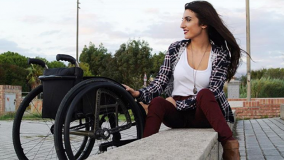 Laura Miola, la mamma in sedia a rotelle ed influencer di positività