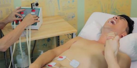 Un artista ha creato un simulatore di dolori mestruali per uomini