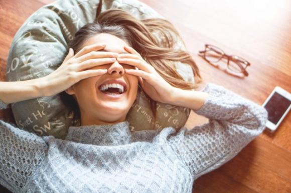 Non si invecchia andando avanti con l’età, si invecchia quando si smette di ridere