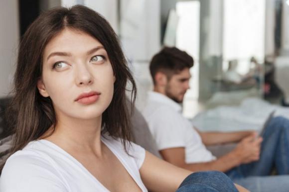 Le donne forti preferiscono stare da sole piuttosto che circondarsi di persone false