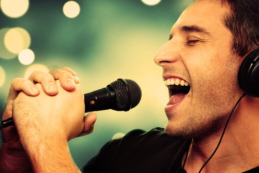 Chi canta in macchina e con gli amici è più felice e più sano, ecco 6 motivi
