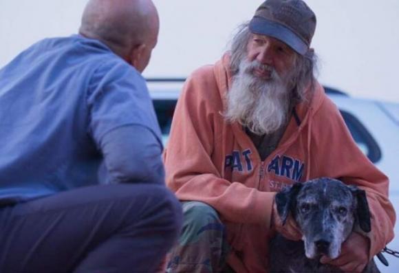 La storia del veterinario in viaggio da 9 anni per curare gratuitamente i cani dei senzatetto