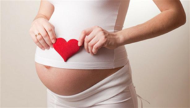 Mamma scopre un tumore in gravidanza, decide di non abortire: quello che accade ha dell’incredibile