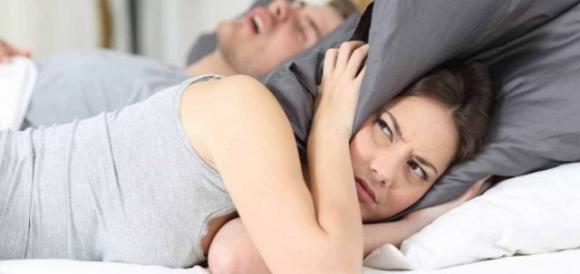 Il vostro partner russa? Ecco la soluzione: arriva il pugno estendibile