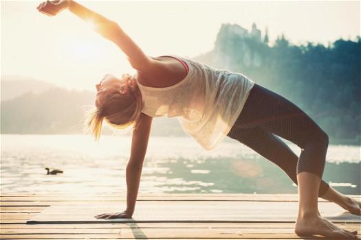 Saluto al sole: come si fa e benefici della posizione yoga