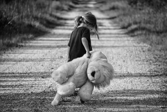 7 comportamenti che fanno capire quali persone non sono state amate da piccole