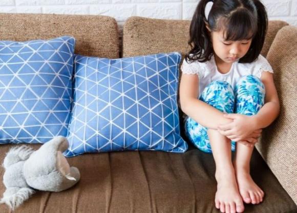 7 comportamenti che fanno capire quali persone non sono state amate da piccole