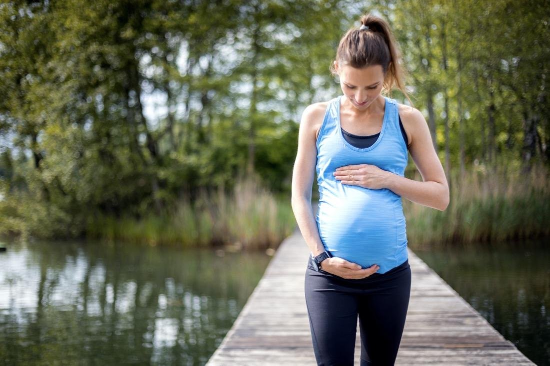 Fare delle passeggiate può aiutare le donne in gravidanza che soffrono di stipsi