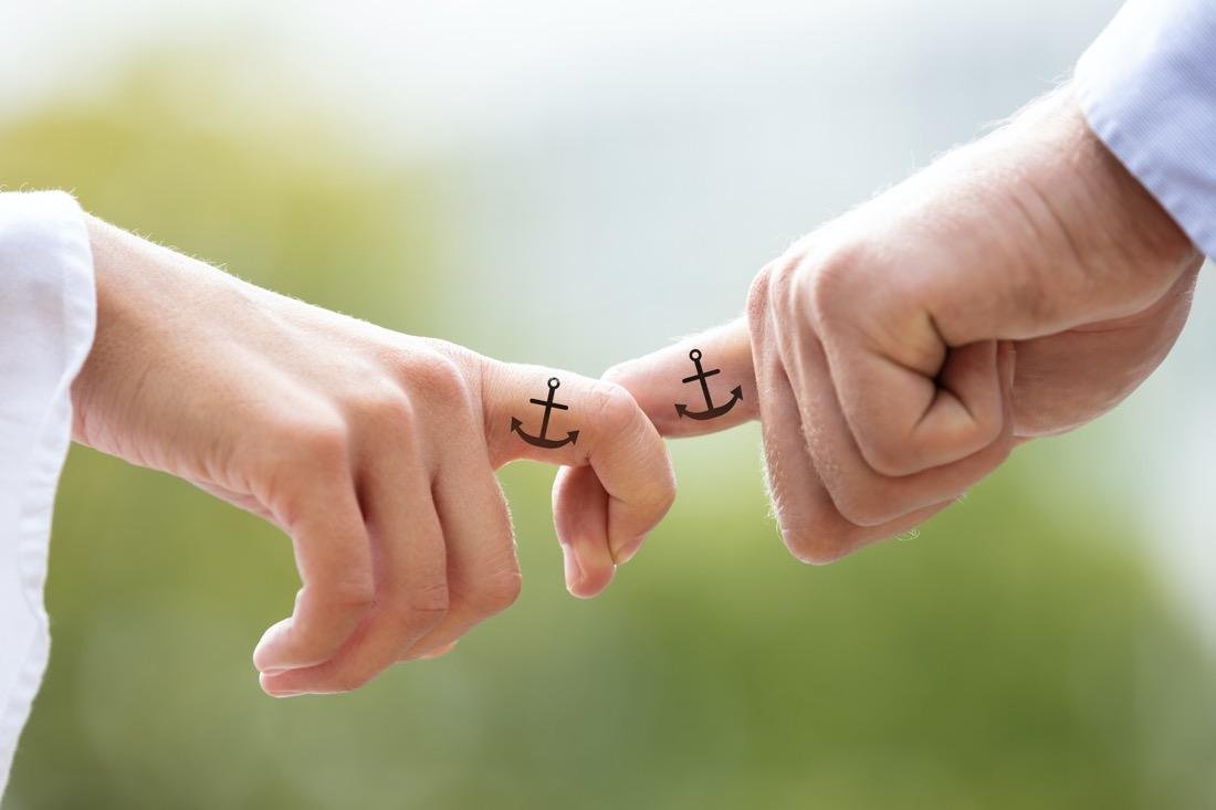 Tatuaggi sulle dita: fanno male? Idee e significato dei simboli