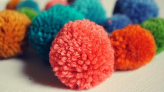 Come realizzare pompon colorati decorativi
