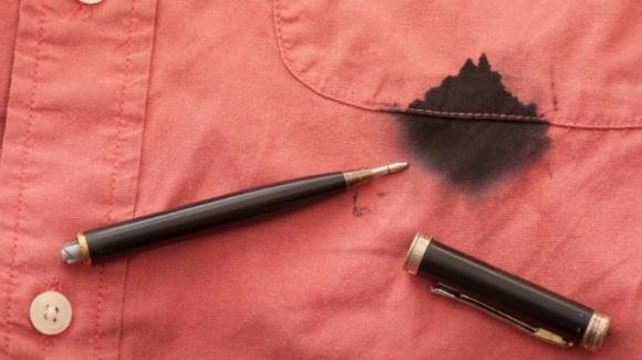 Macchie di penna biro: i rimedi per toglierle con facilità