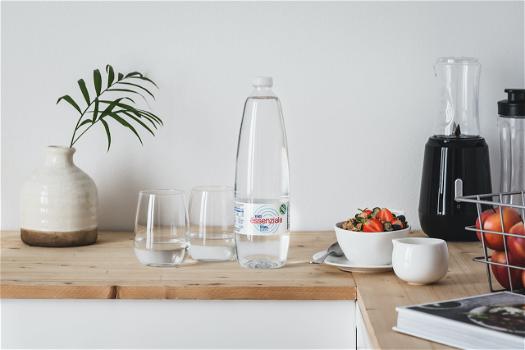 Due bicchieri d’acqua: le fondamenta per costruire una buona routine di benessere