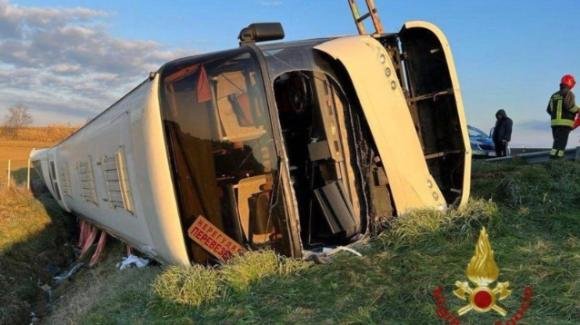 Autobus si ribalta in autostrada: vittime e feriti
