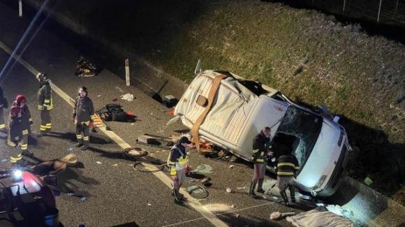Italia, schianto terribile in autostrada: morti e feriti sull’asfalto