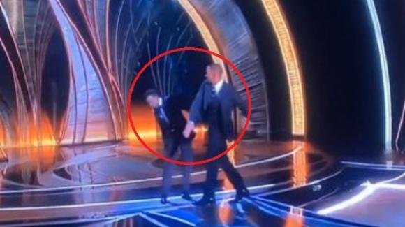 Rissa sul palco degli Oscar: Will Smith picchia Chris Rock