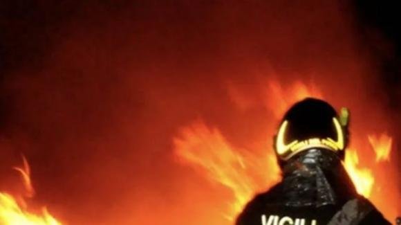 Dramma in Italia, enorme incendio divampa in una villetta: ci sono morti