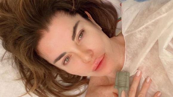 La showgirl Alba Parietti ricoverata in ospedale: cosa le è accaduto