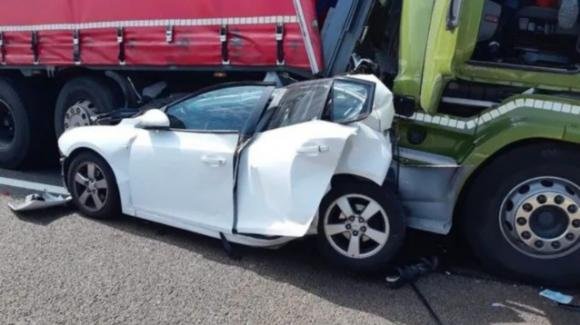 Italia in lutto, spaventoso incidente tra auto e camion: la tragica notizia poco fa